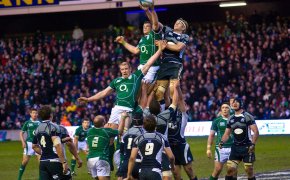 Ireland and Scotland contest a lineout.