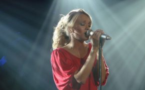 Carrie Underwood singing in Colorado back in 2006