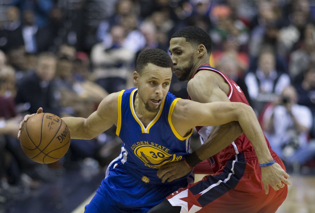 Steph Curry drives on Otto Porter Jr.