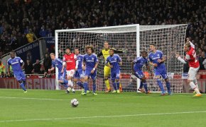 Chelsea defends against Arsenal