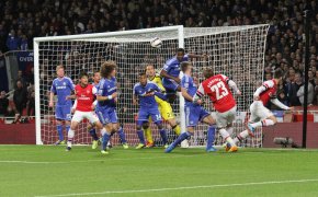 Chelsea defends a corner vs Arsenal