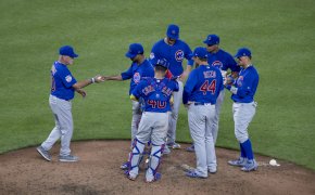 Cubs players meeting on the mound
