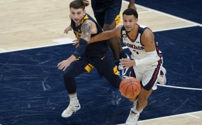 Jalen Suggs chasing down a loose ball