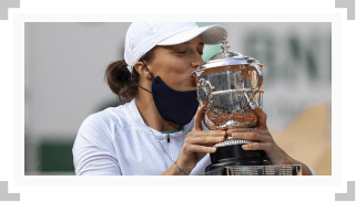 Iga Swiatek kissing the trophy after winning the 2020 French Open