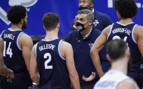 Jay Wright wearing mask talking to his players