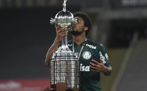 Luiz Adriano kissing trophy