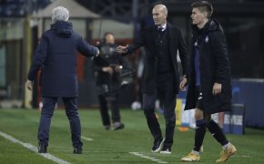 Real Madrid's head coach Zinedine Zidane going into shake hands with Atalanta's head coach Gian Piero Gasperini at the end of a match.