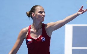 Karolina Pliskova serving the ball during a tennis match.