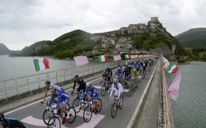 Photo of the peloton at the 2014 Giro d'Italia
