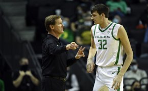 Oregon head coach Dana Altman talks with Oregon center Nate Bittle