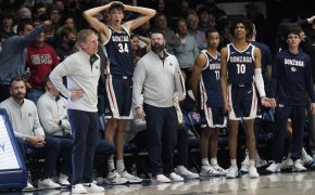 Gonzaga coach Mark Few on the sideline with his players