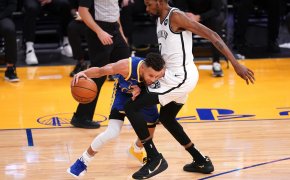 Steph Curry dribbling against Kevin Durant
