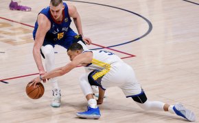 Steph Curry defended by Nikola Jokic