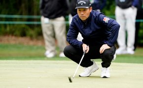 Kevin Na lines up a putt