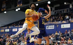 Kent State guard Sincere Carry going for a layup
