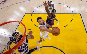 Steph Curry attempts a lay up versus the Lakers. Warriors vs Lakers