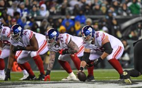 New York Giants offensive line preparing for snap