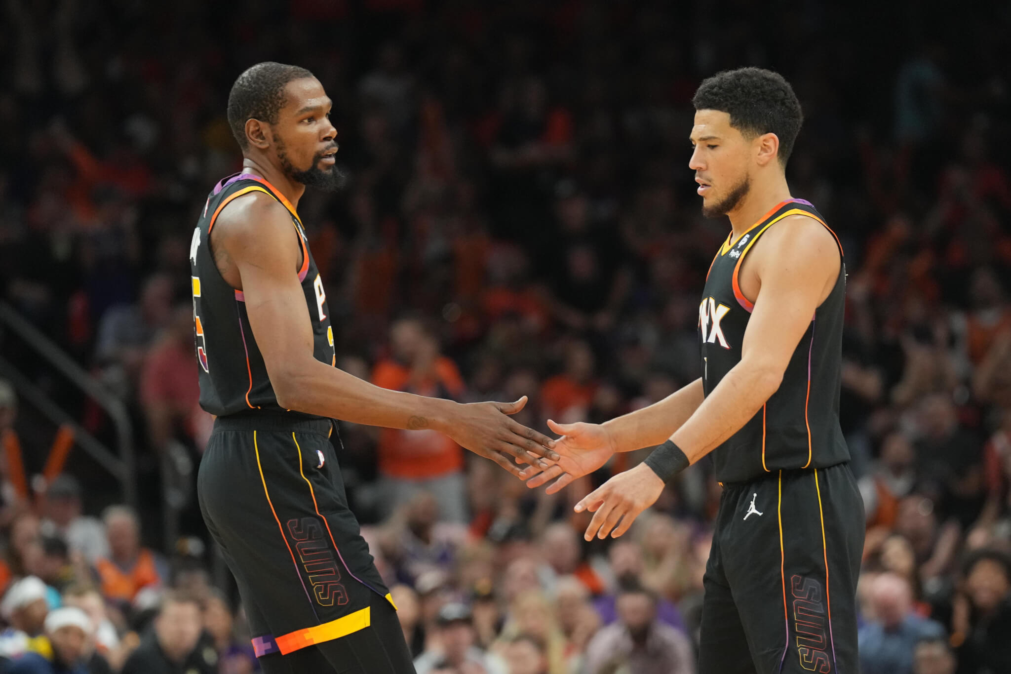Kevin Durant and Devin Booker slapping hands