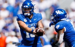 Kentucky Wildcats quarterback Devin Leary hands the ball to running back Ray Davis