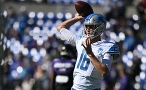 Detroit Lions QB Jared Goff throwing a pass.