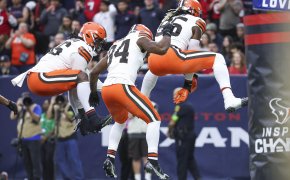 Cleveland Browns tight end David Njoku (85) celebrates with teammates after scoring a touchdown