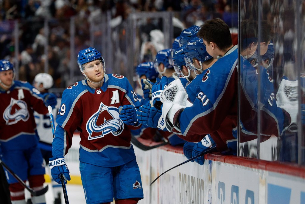 Jets vs Avalanche Game 4 Prediction, Odds & Injury Report (Sunday, Apr. 28)