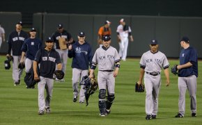 Yankees players walking from the bullpen